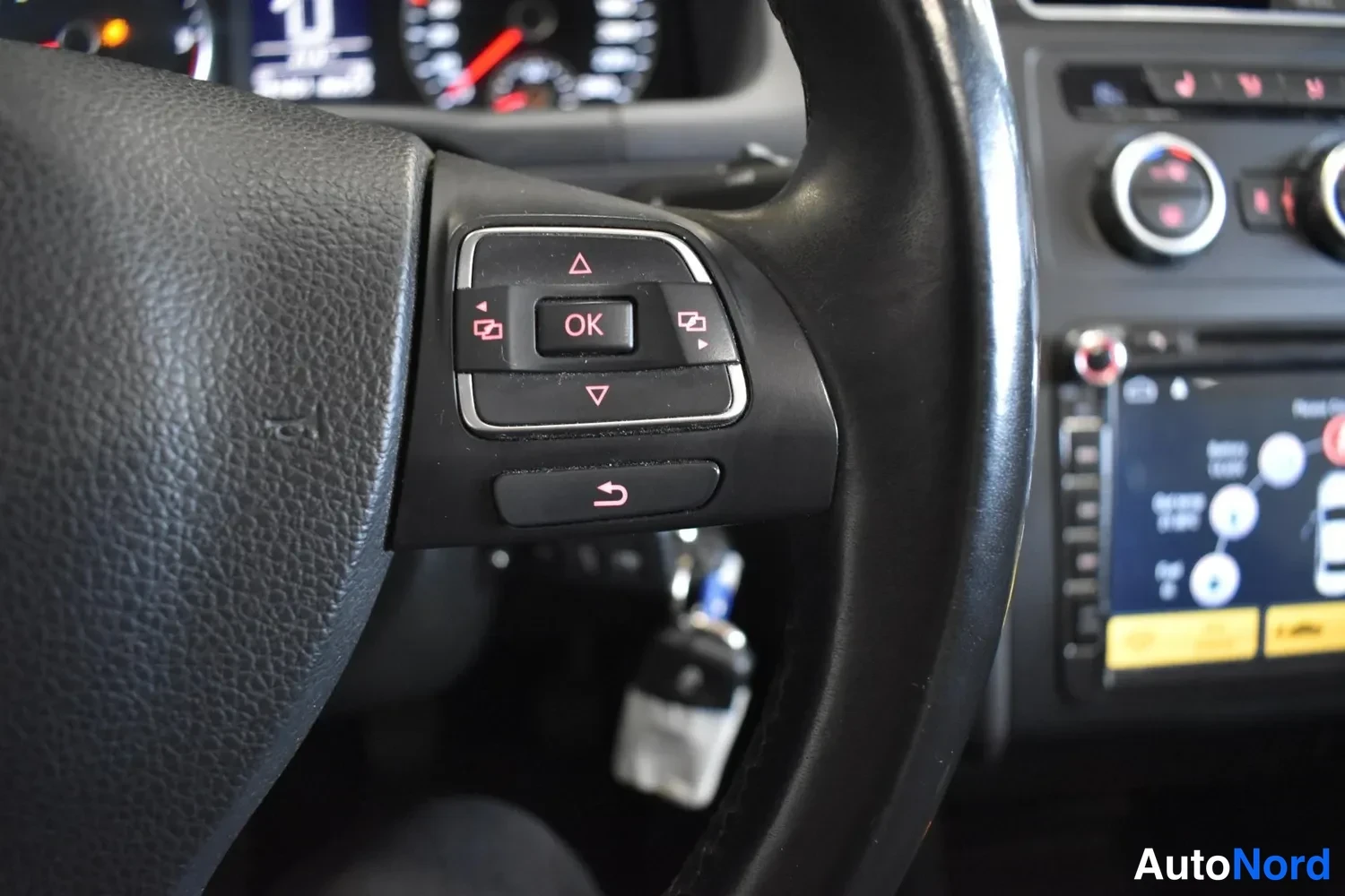 Valkoinen Volkswagen Touran 2013, ulkokuva 19 – Raisio