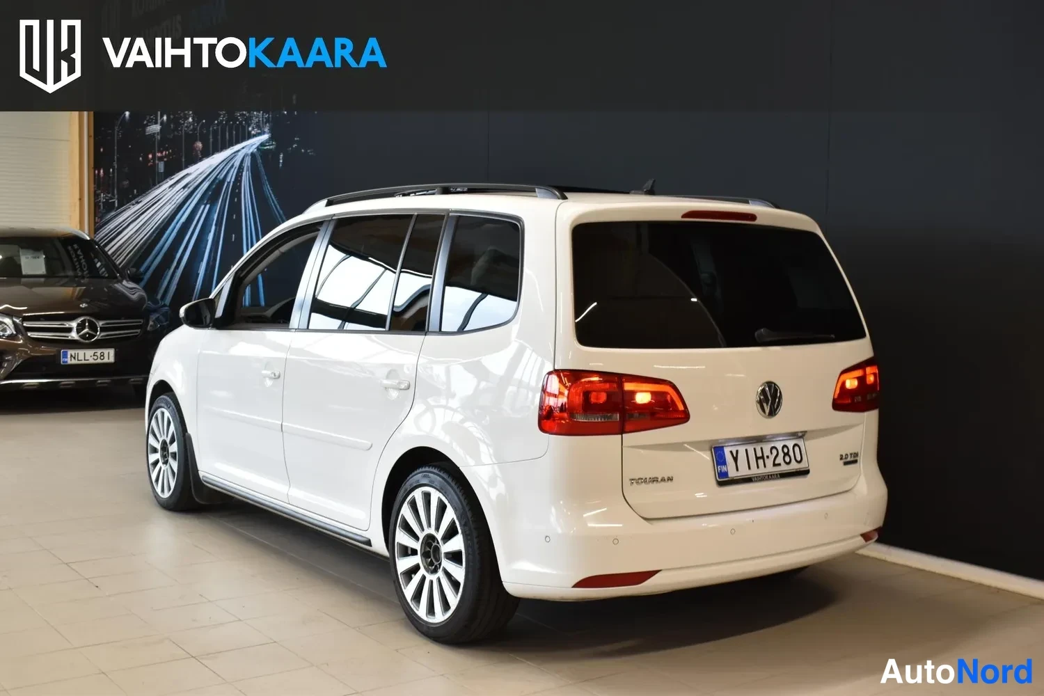 Valkoinen Volkswagen Touran 2013, ulkokuva 3 – Raisio