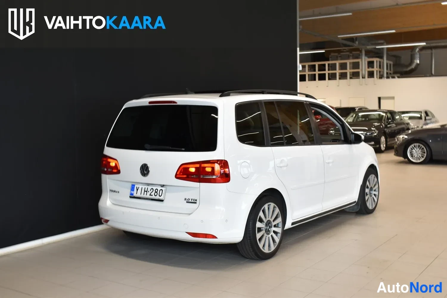 Valkoinen Volkswagen Touran 2013, ulkokuva 4 – Raisio