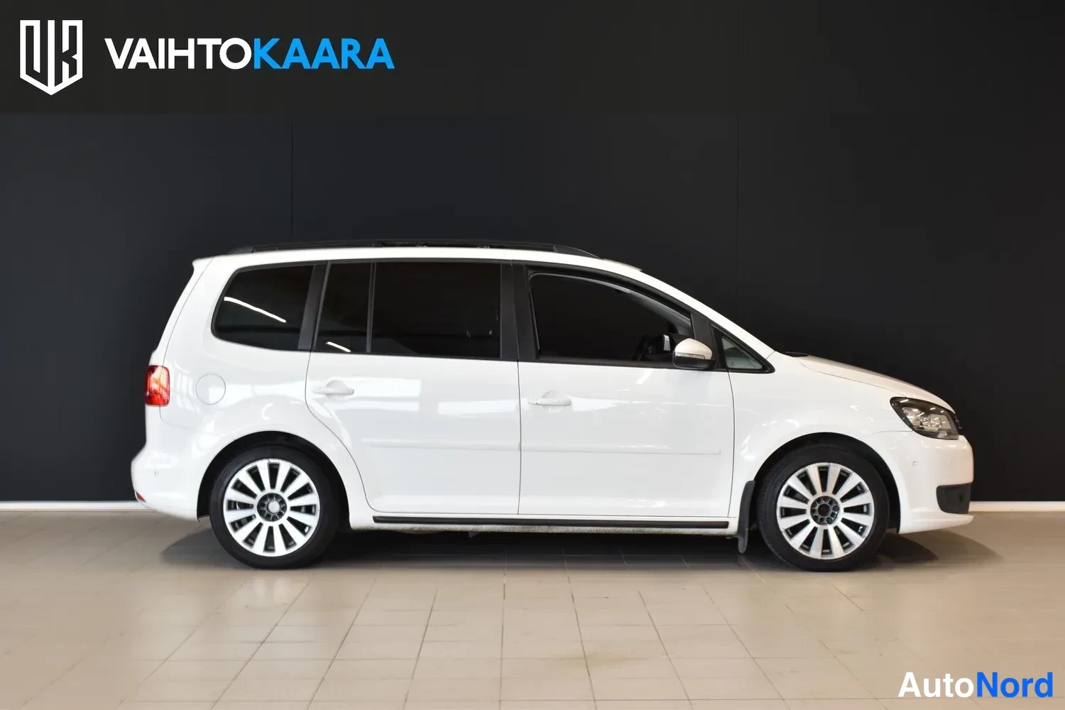 Valkoinen Volkswagen Touran 2013, ulkokuva 5 – Raisio