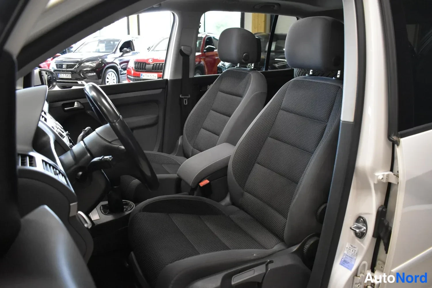 Valkoinen Volkswagen Touran 2013, ulkokuva 7 – Raisio