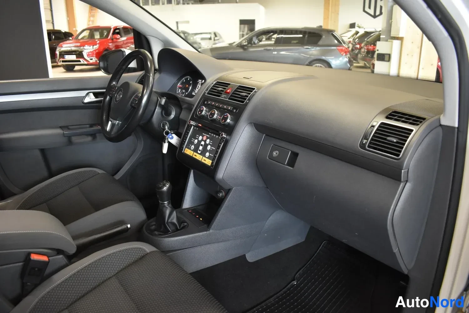 Valkoinen Volkswagen Touran 2013, ulkokuva 9 – Raisio