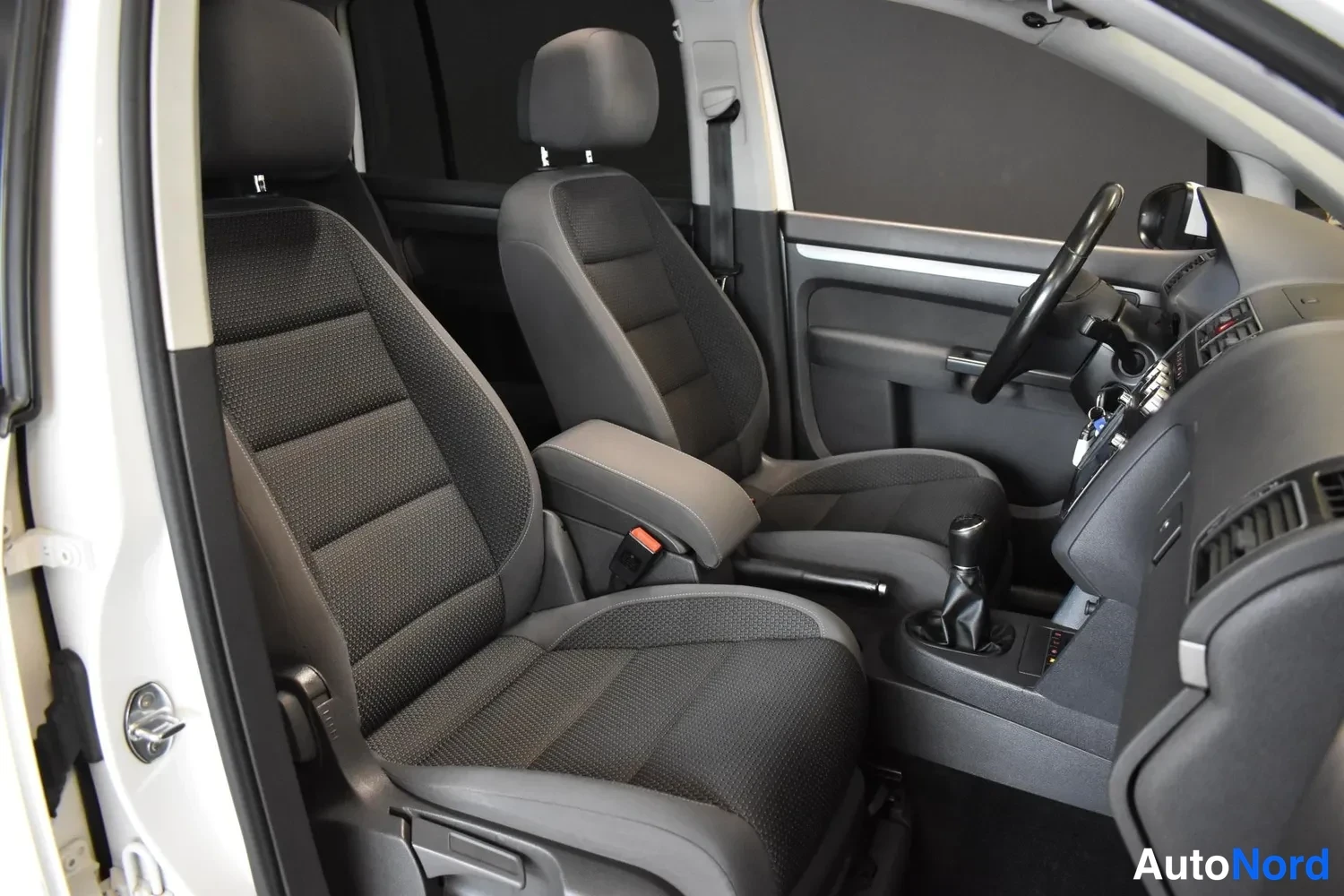 Valkoinen Volkswagen Touran 2013, ulkokuva 10 – Raisio