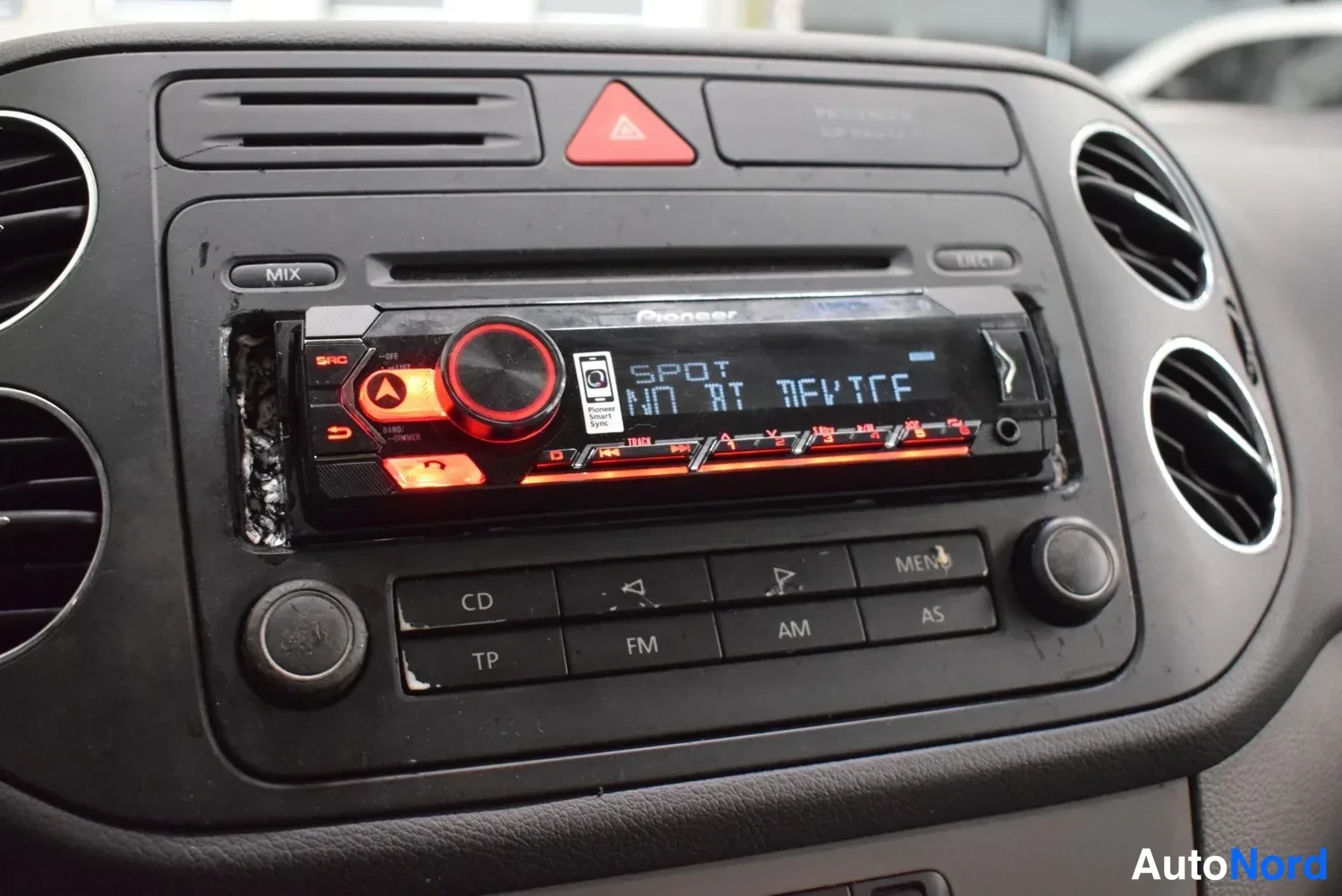 Muu: Kojelautaan asennettu Pioneer-aftermarket-radioluuri, näytössä teksti SPOT, alapuolella CD-, TP-, FM-, AM- ja AS-painikkeet.