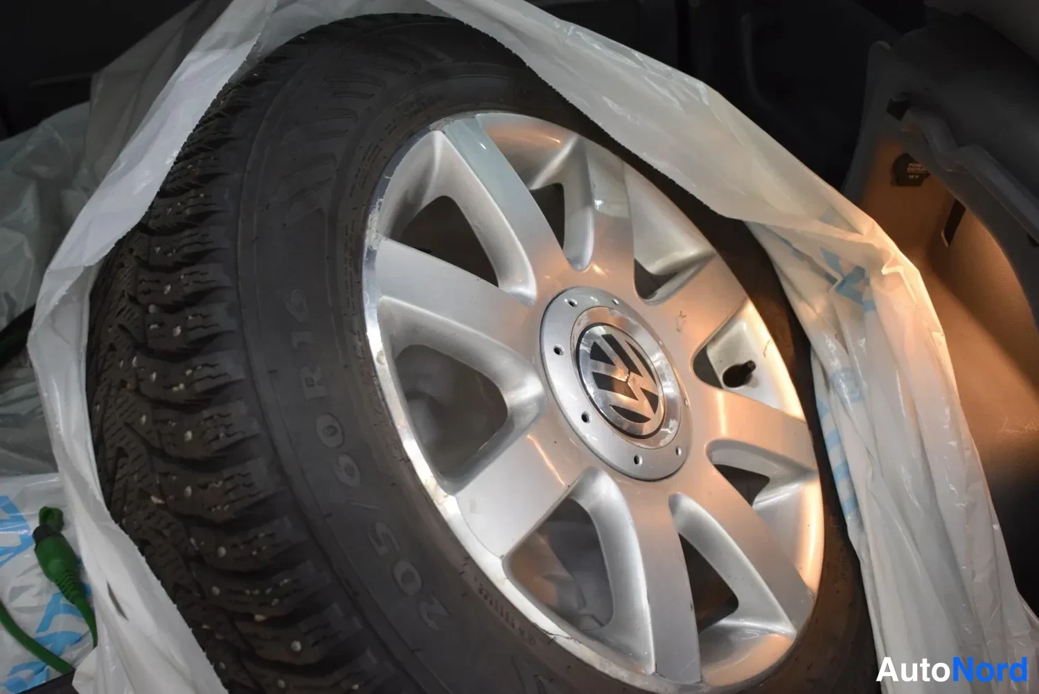 Muu: Tavaratilassa muovipussissa säilytetty varapyörä: hopea VW-alumiinivanne ja nastarengas.