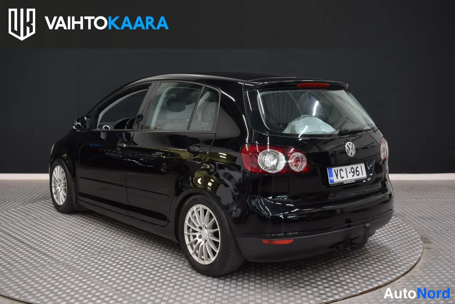 Takaviisto: Mustan Volkswagen Golf Plus -auton takakulma vasemmalta; takavalot, -rekisterikilpi ja takarunkokytkin näkyvät.