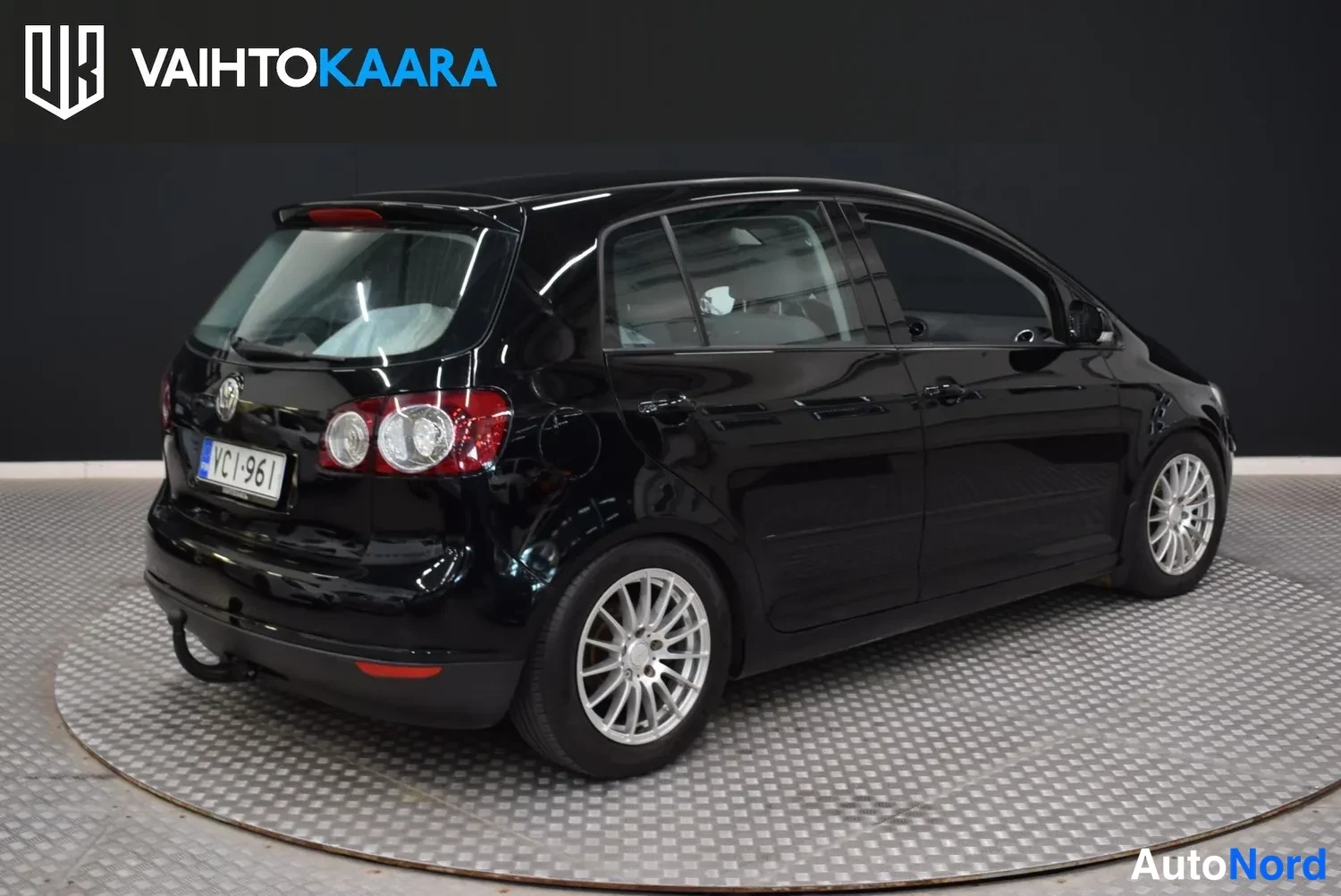 Takaviisto: Mustan Volkswagen Golf Plus -auton takakulma vasemmalta; takavalot, -rekisterikilpi ja takarunkokytkin näkyvät.