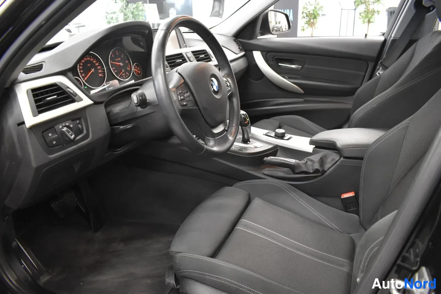 Musta BMW 318d 2016, ulkokuva 7 – Raisio