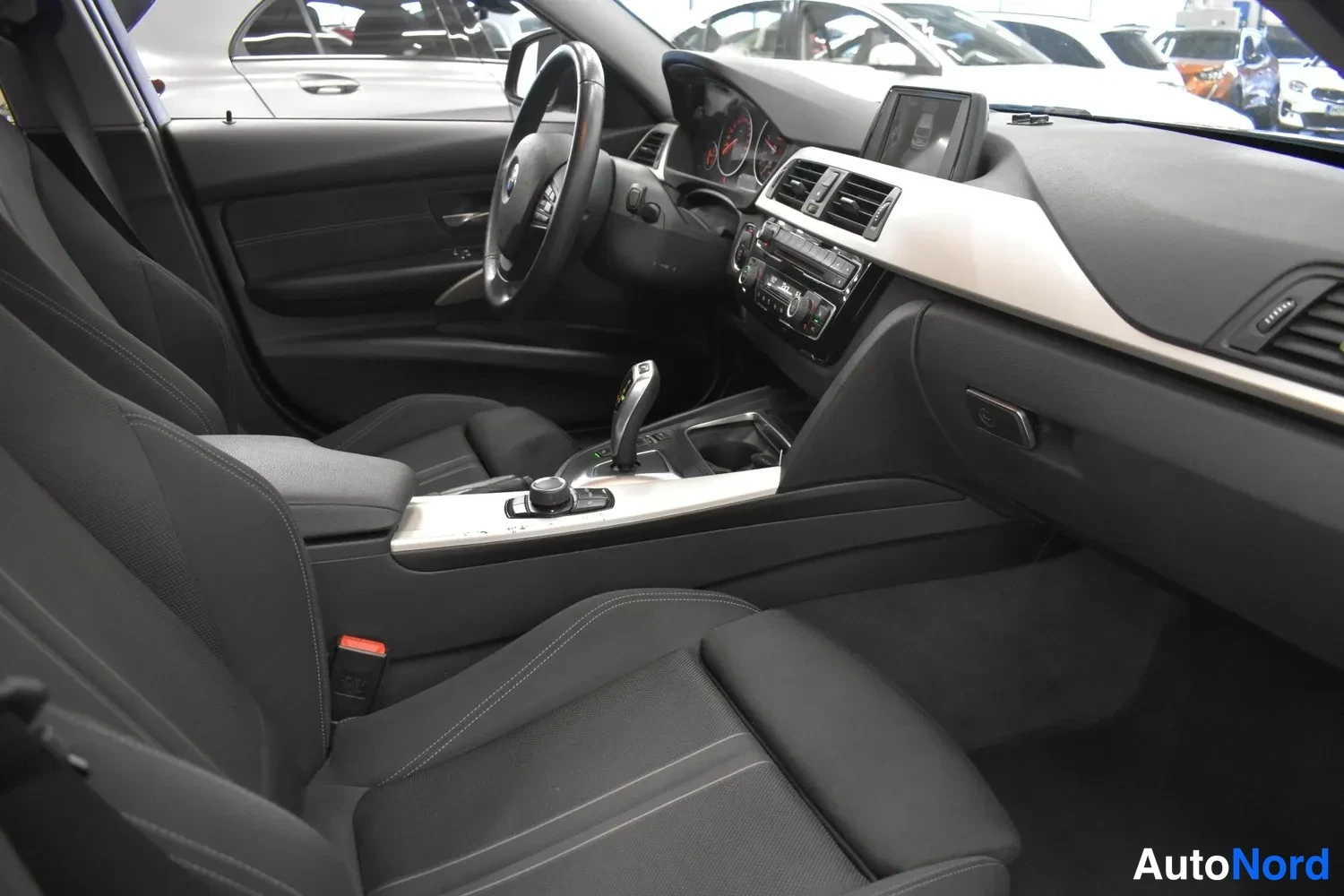 Musta BMW 318d 2016, ulkokuva 9 – Raisio