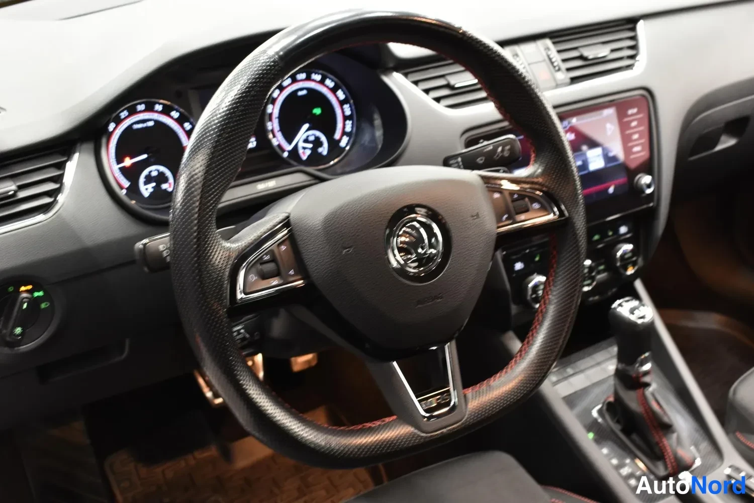 Harmaa Skoda Octavia 2018, ulkokuva 12 – Raisio