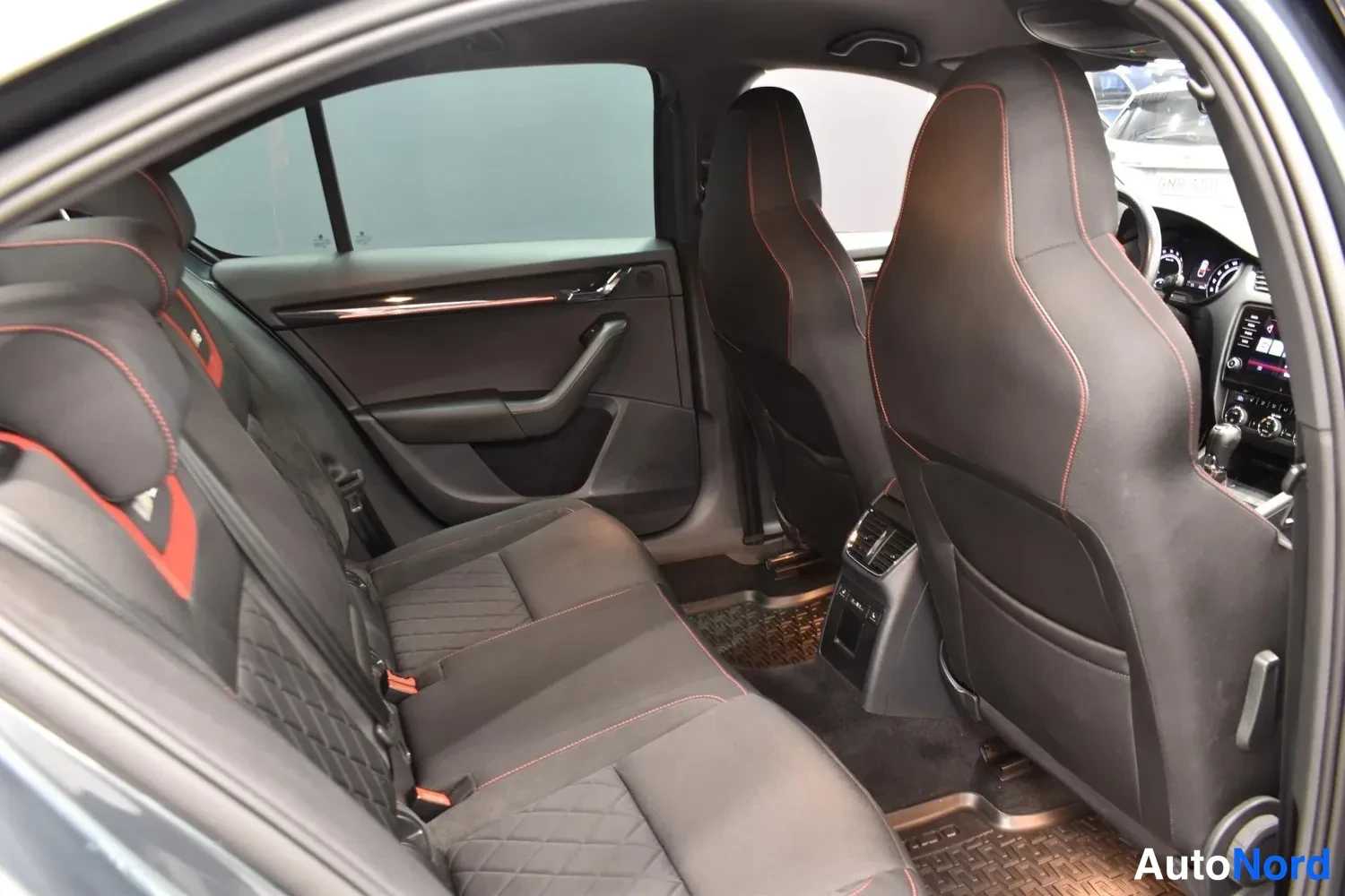 Harmaa Skoda Octavia 2018, ulkokuva 13 – Raisio