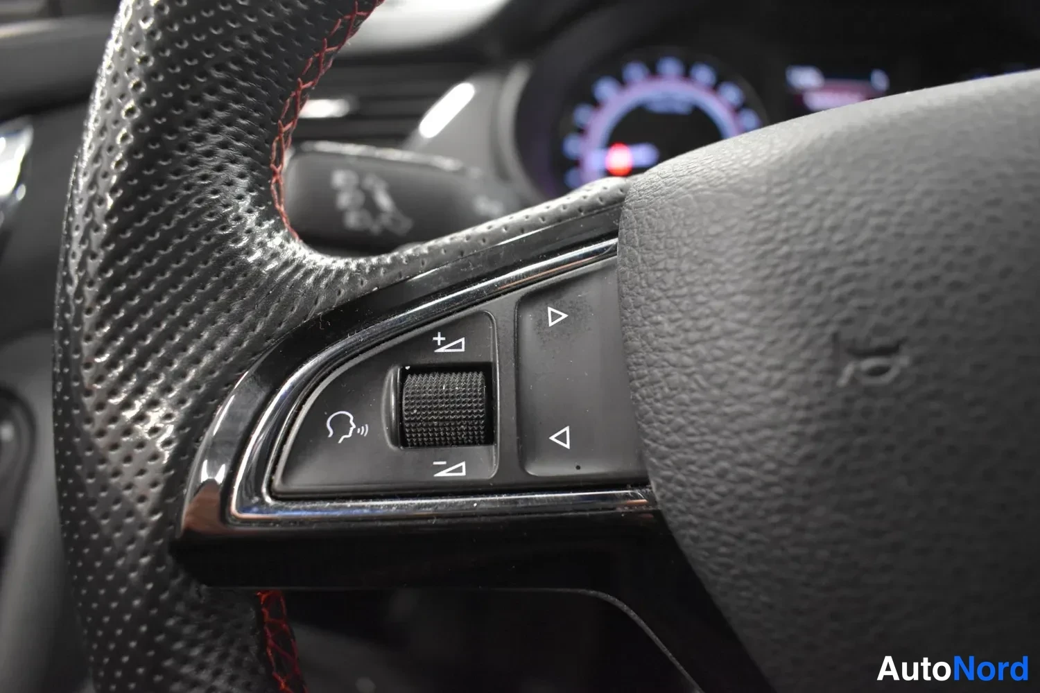 Harmaa Skoda Octavia 2018, ulkokuva 16 – Raisio