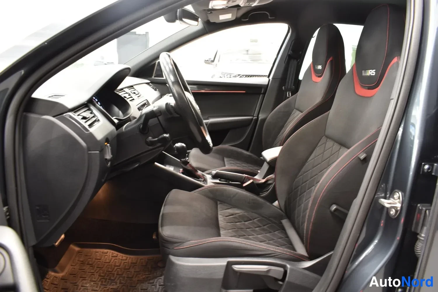 Harmaa Skoda Octavia 2018, ulkokuva 8 – Raisio