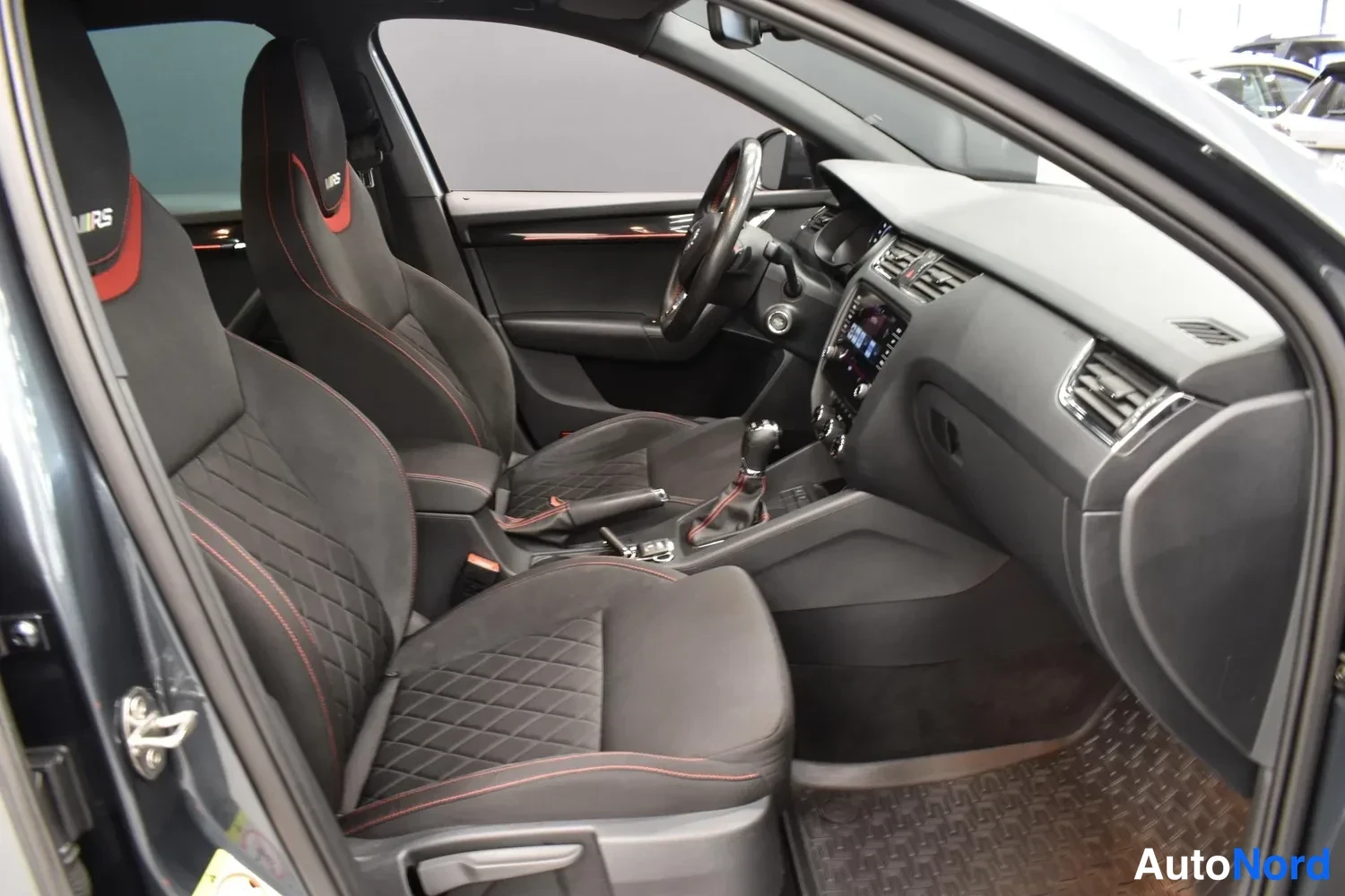 Harmaa Skoda Octavia 2018, ulkokuva 10 – Raisio