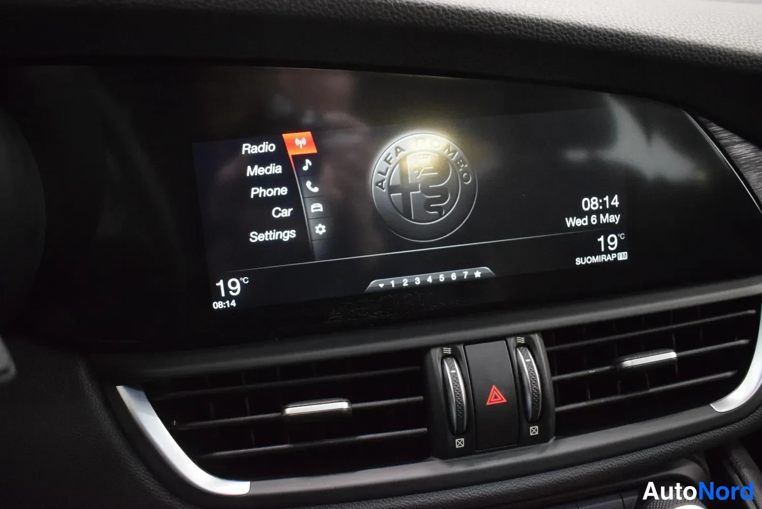 Muu: Infotainment-näyttö Alfa Roman logolla, valikossa Radio, Media, Phone, Car, Settings; kello 08:14, lämpötila 19 °C.
