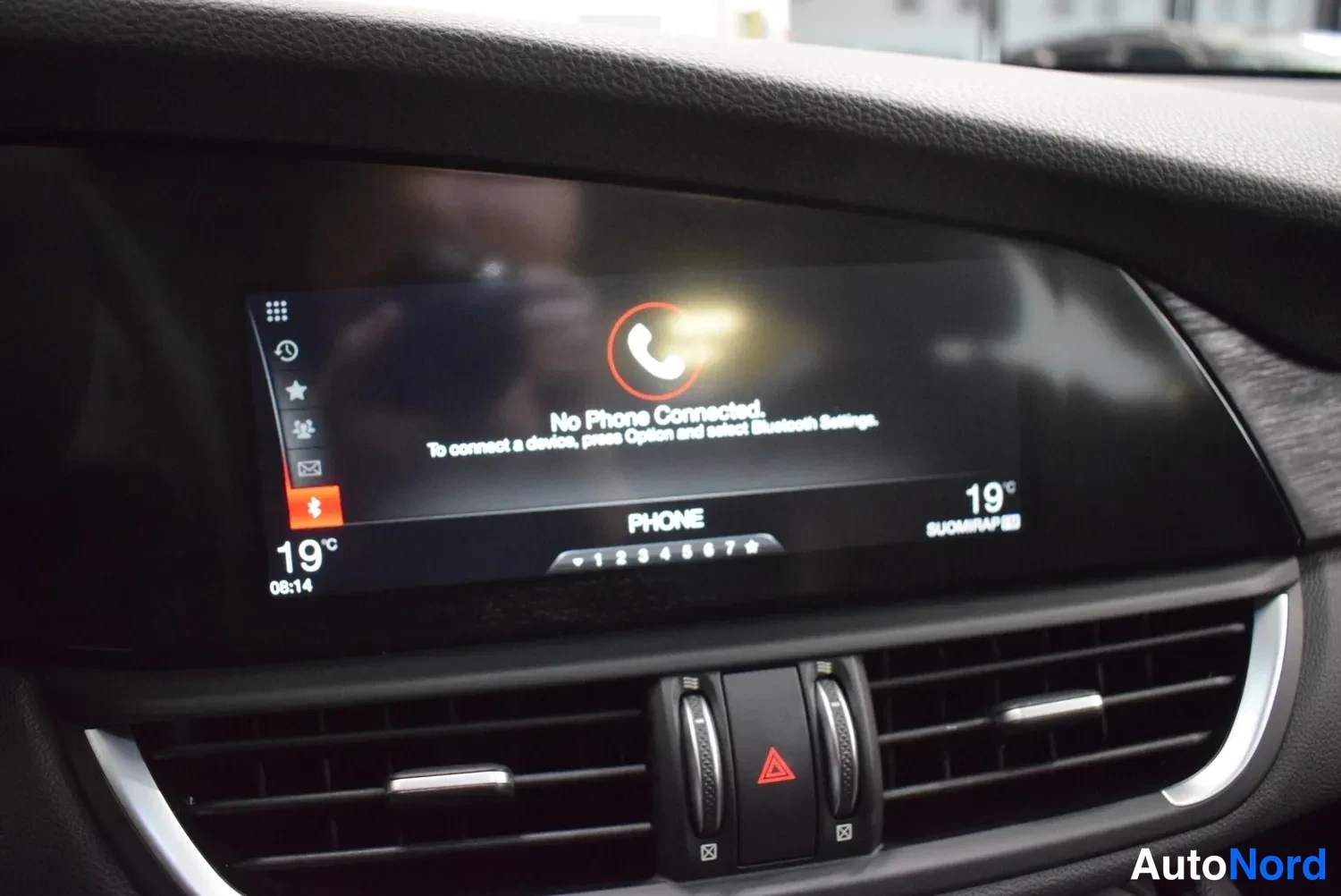 Muu: Infotainment-näyttö ilmoittaa: No Phone Connected. To connect a device, press Option and select Bluetooth Settings.