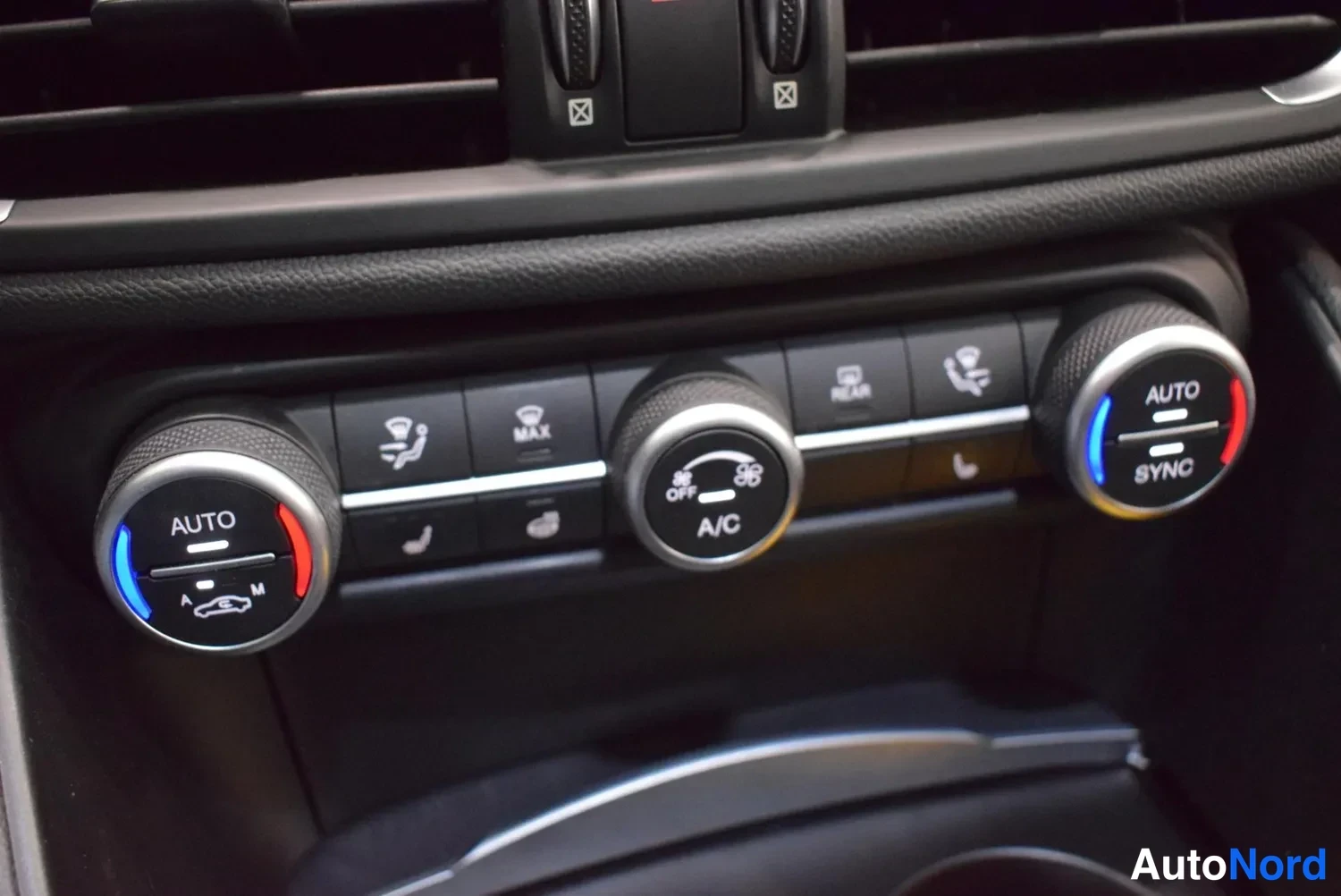 Muu: Automaattisen ilmastoinnin säätimet, AUTO- ja SYNC-painikkeet, A/C-nappi ja MAX DEFOG-toiminnot.