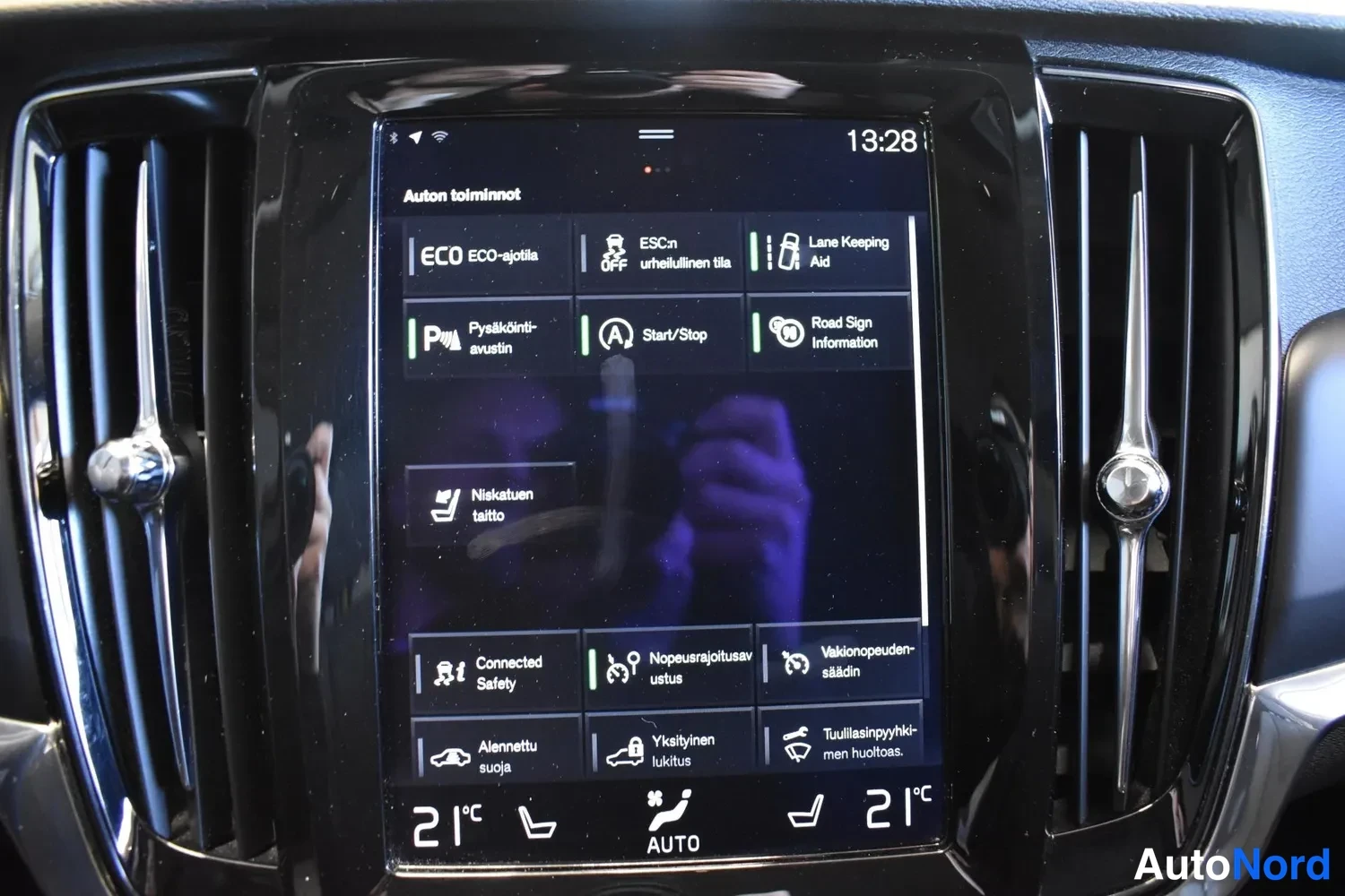 Valkoinen Volvo V90 2018, ulkokuva 17 – Raisio