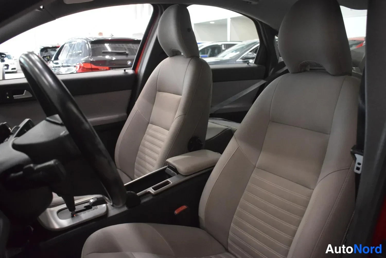 Muu: Volvo S40:n etumatkustajan istuin ja osa kuljettajan istuinta, istuinten verhoilu vaaleanharmaata.