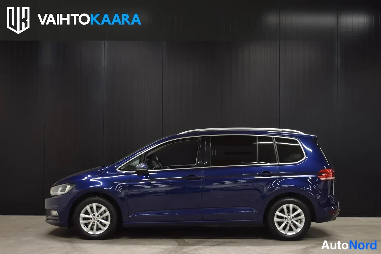 Sininen Volkswagen Touran 2016, ulkokuva 2 – Raisio