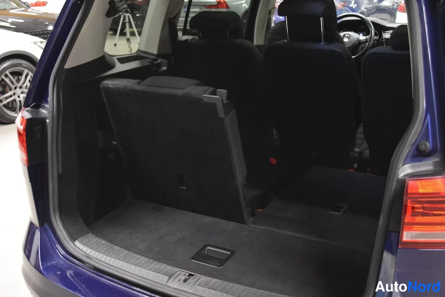 Sininen Volkswagen Touran 2016, ulkokuva 15 – Raisio