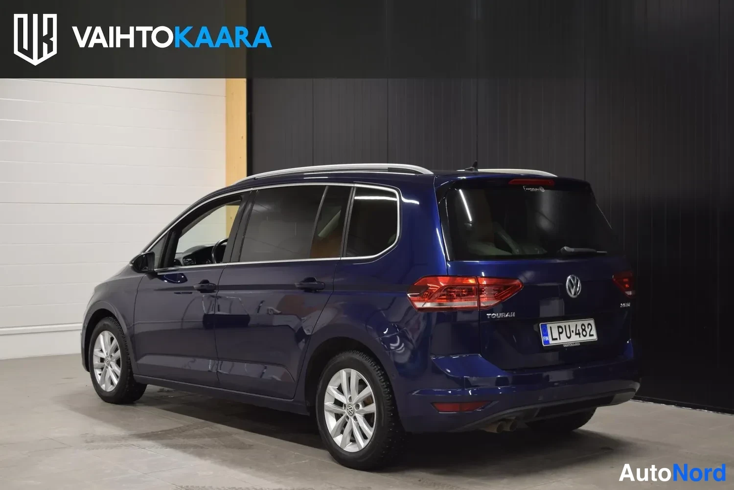 Sininen Volkswagen Touran 2016, ulkokuva 3 – Raisio