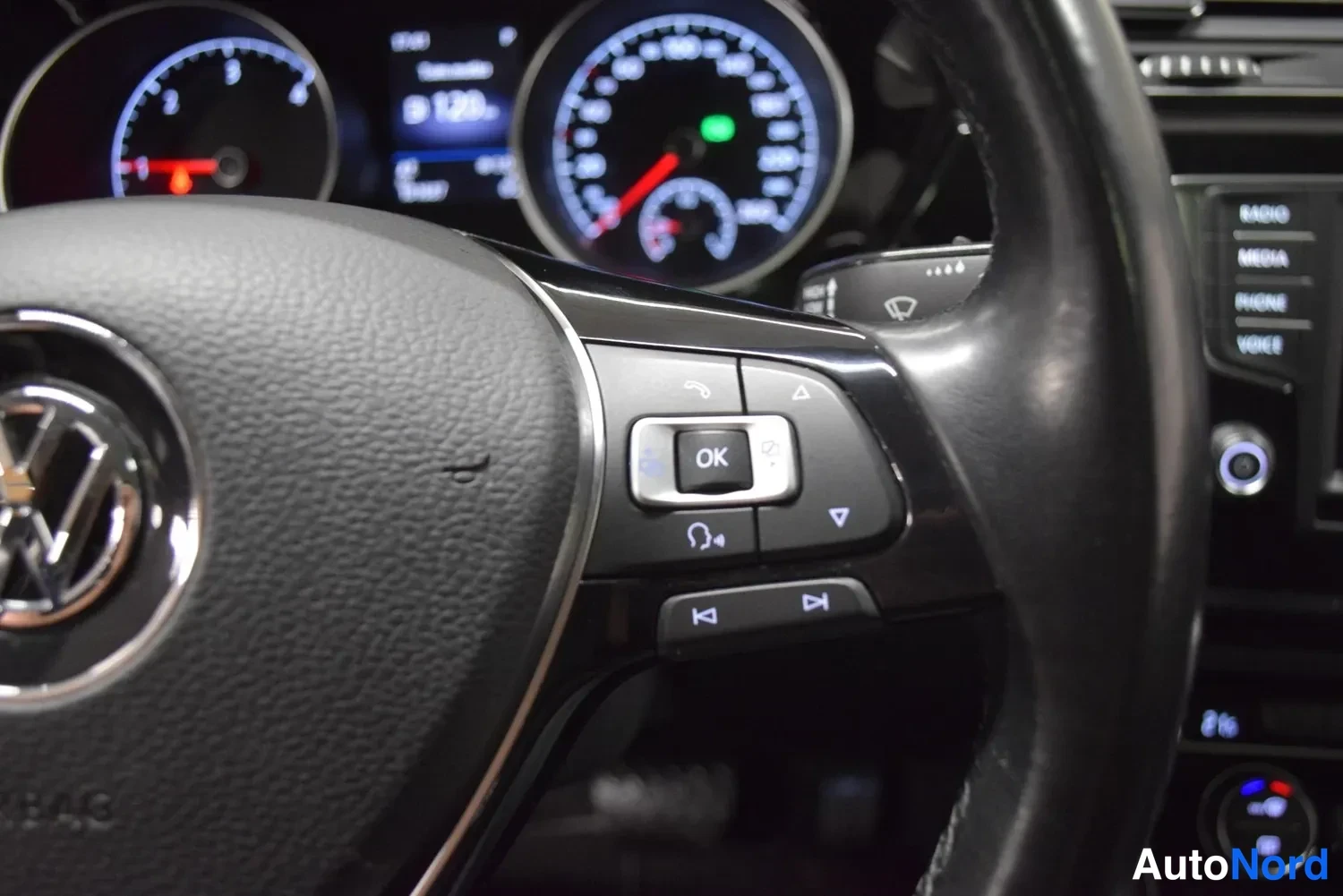 Sininen Volkswagen Touran 2016, ulkokuva 22 – Raisio