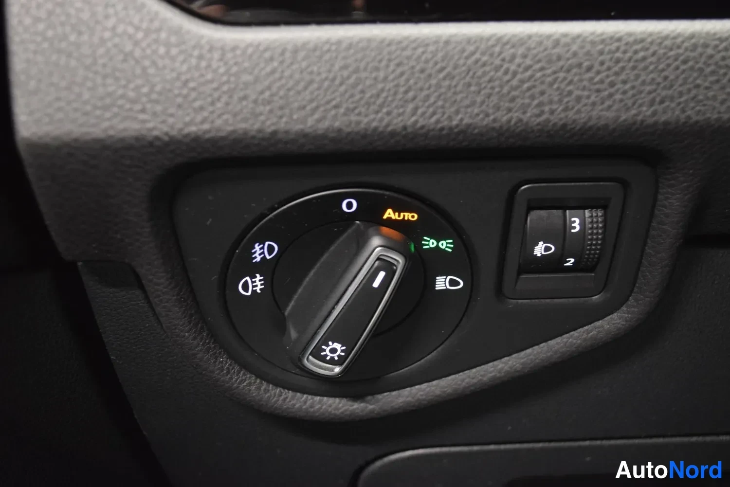 Sininen Volkswagen Touran 2016, ulkokuva 29 – Raisio