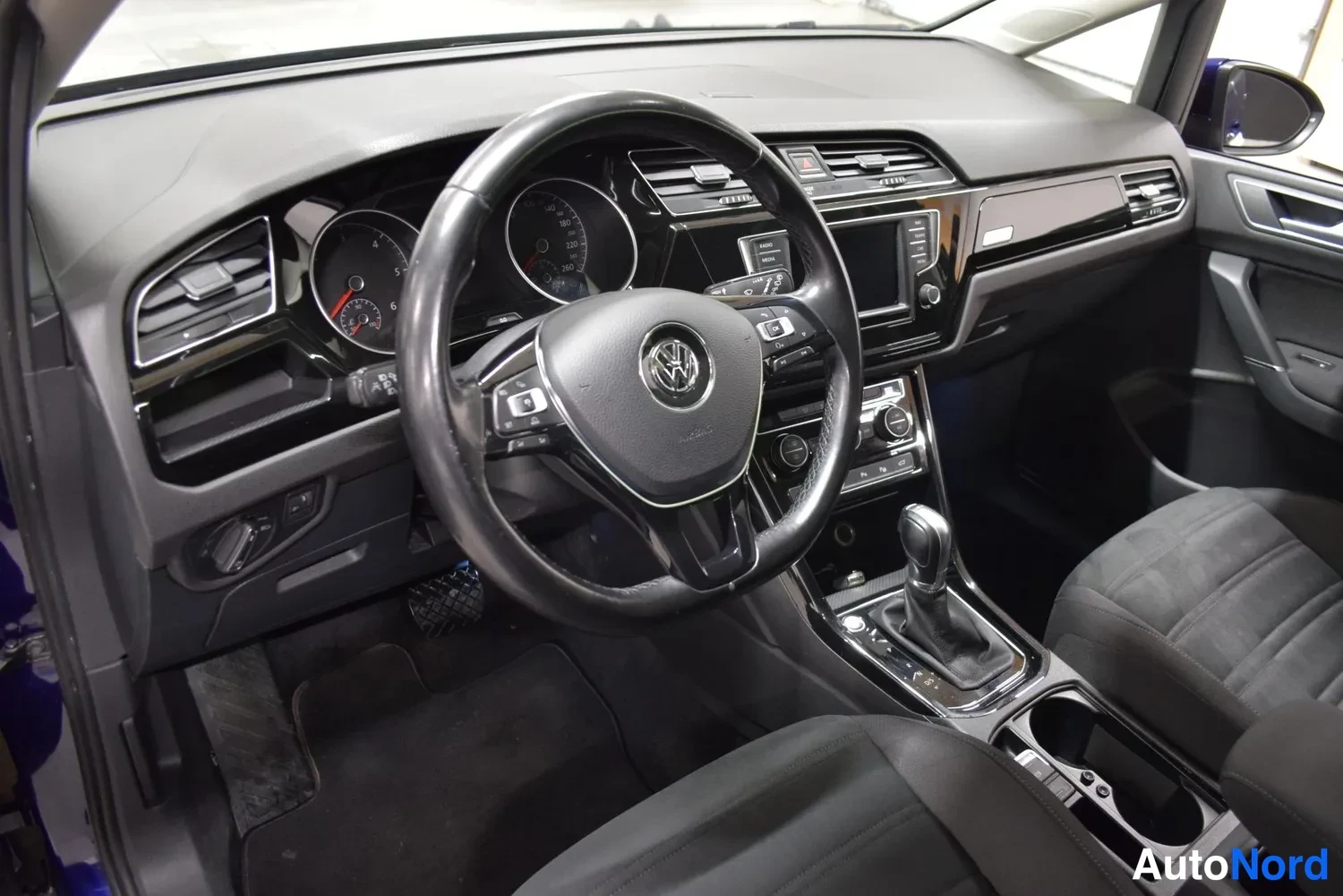 Sininen Volkswagen Touran 2016, ulkokuva 8 – Raisio