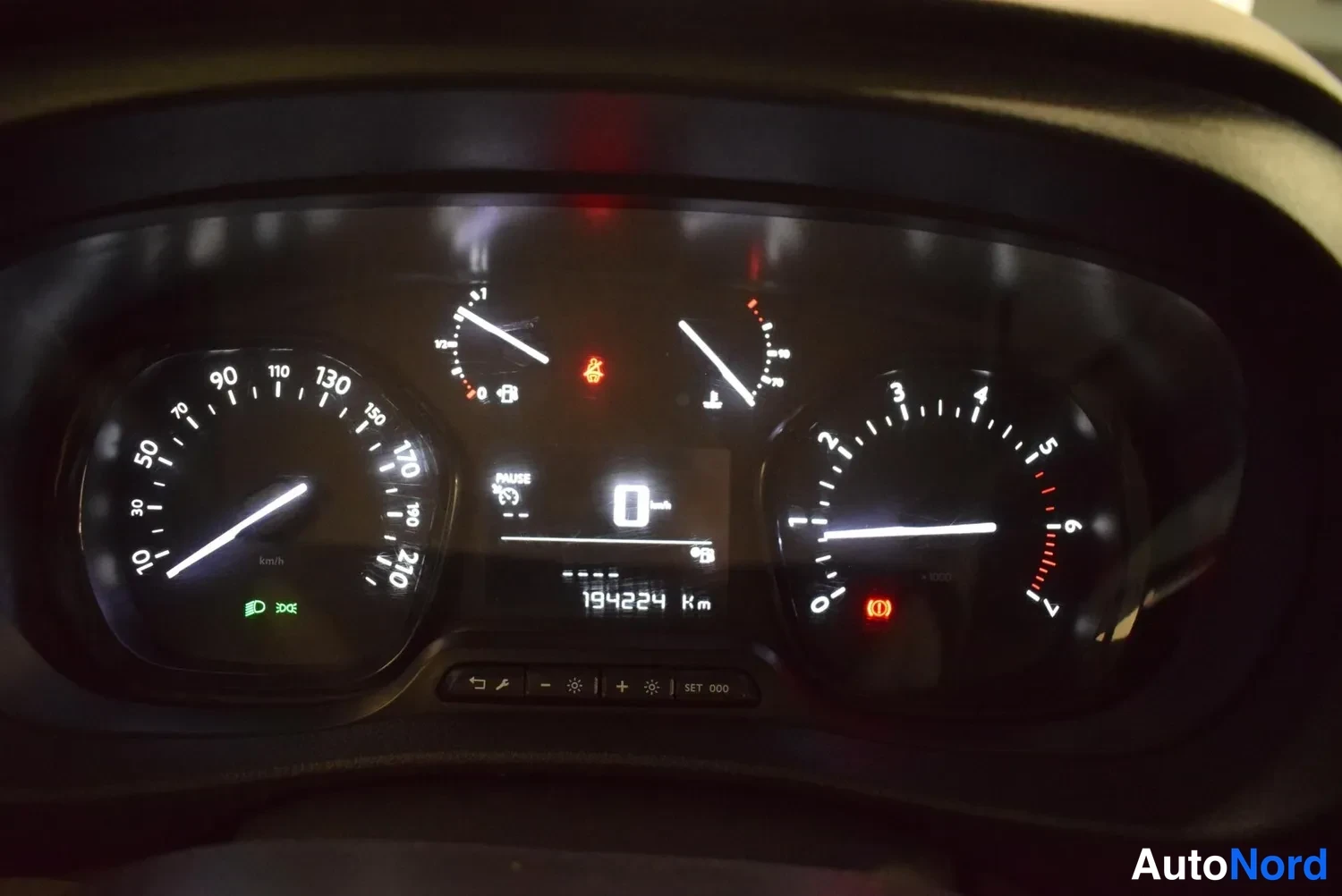 Yksityiskohta: Kojelaudan mittaristo: nopeusmittari, kierroslukumittari ja näytöllä lukema 194224 km.