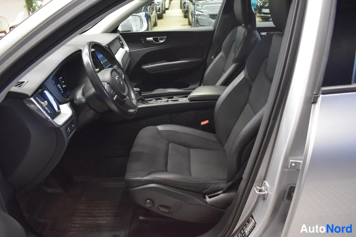 Harmaa Volvo XC60 2018, ulkokuva 7 – Raisio