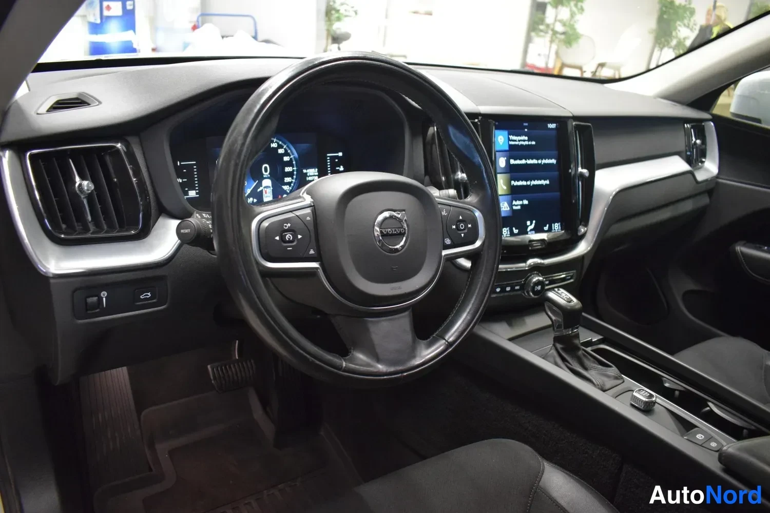 Harmaa Volvo XC60 2018, ulkokuva 8 – Raisio