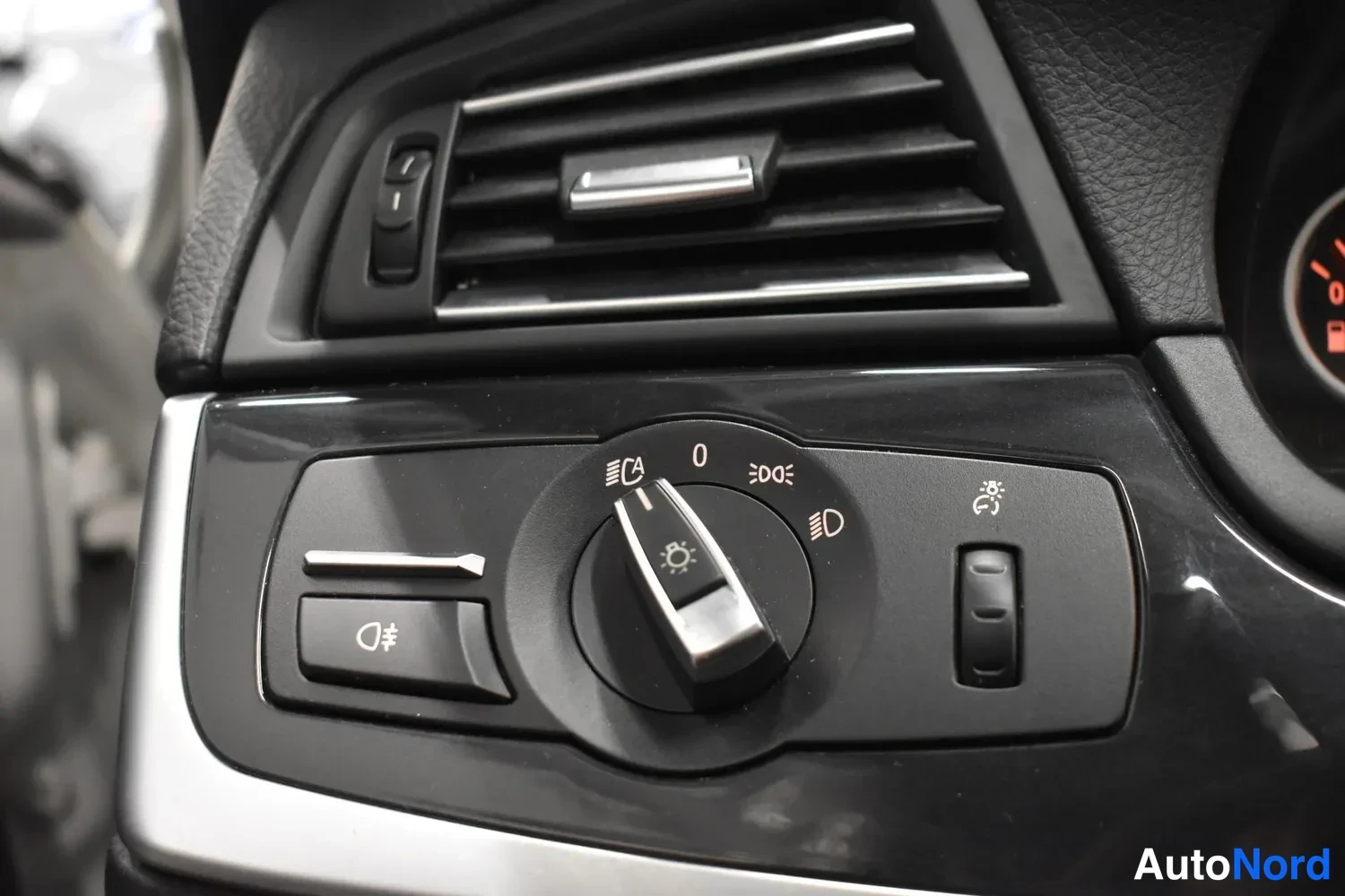 Valkoinen BMW 520d 2014, ulkokuva 13 – Raisio