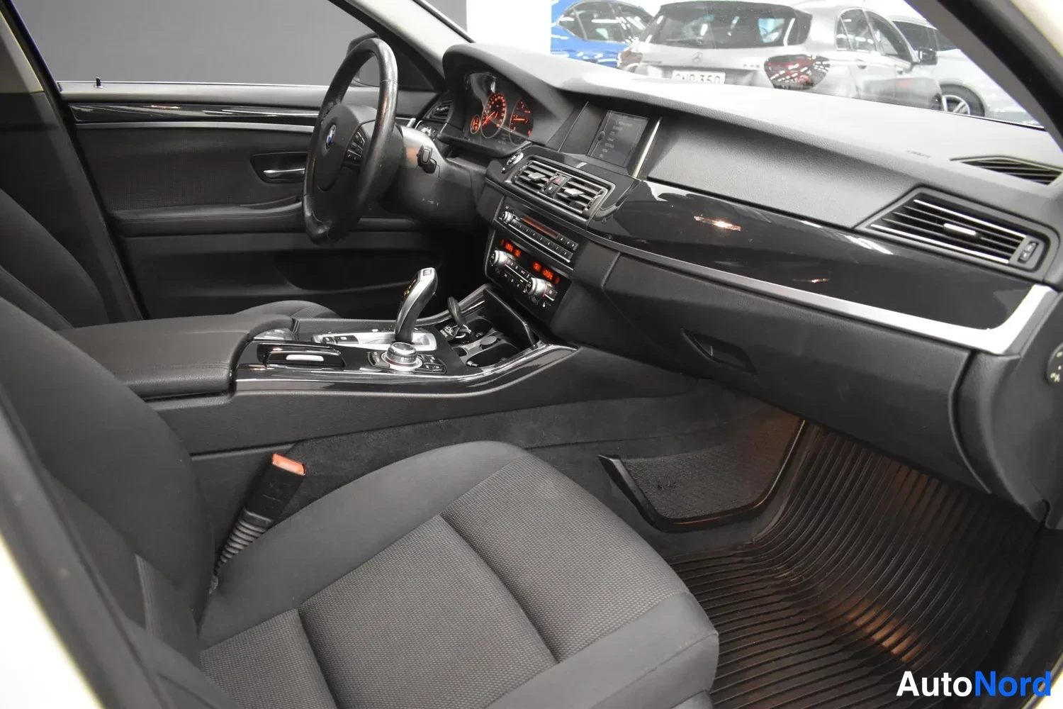 Valkoinen BMW 520d 2014, ulkokuva 9 – Raisio