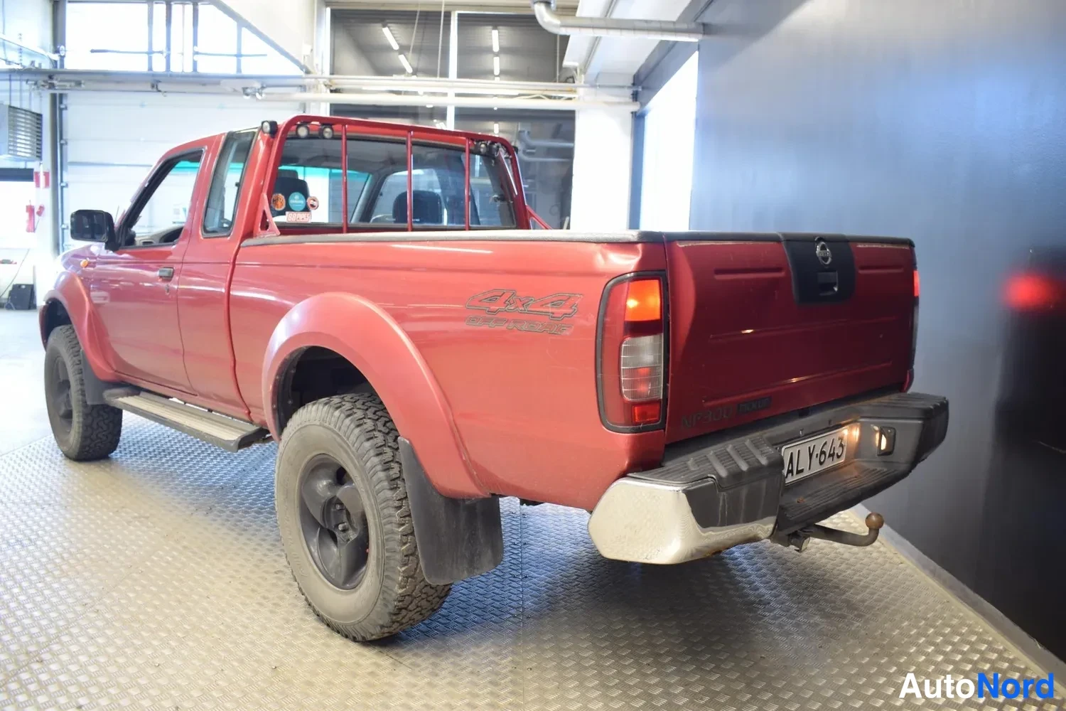 Punainen Nissan NP300 2008, ulkokuva 2 – Raisio