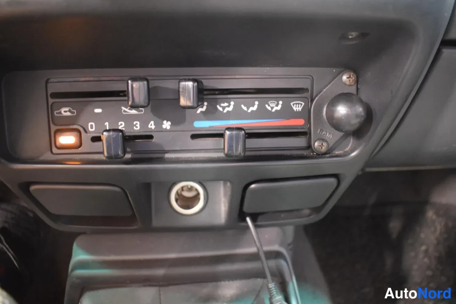 Punainen Nissan NP300 2008, ulkokuva 4 – Raisio