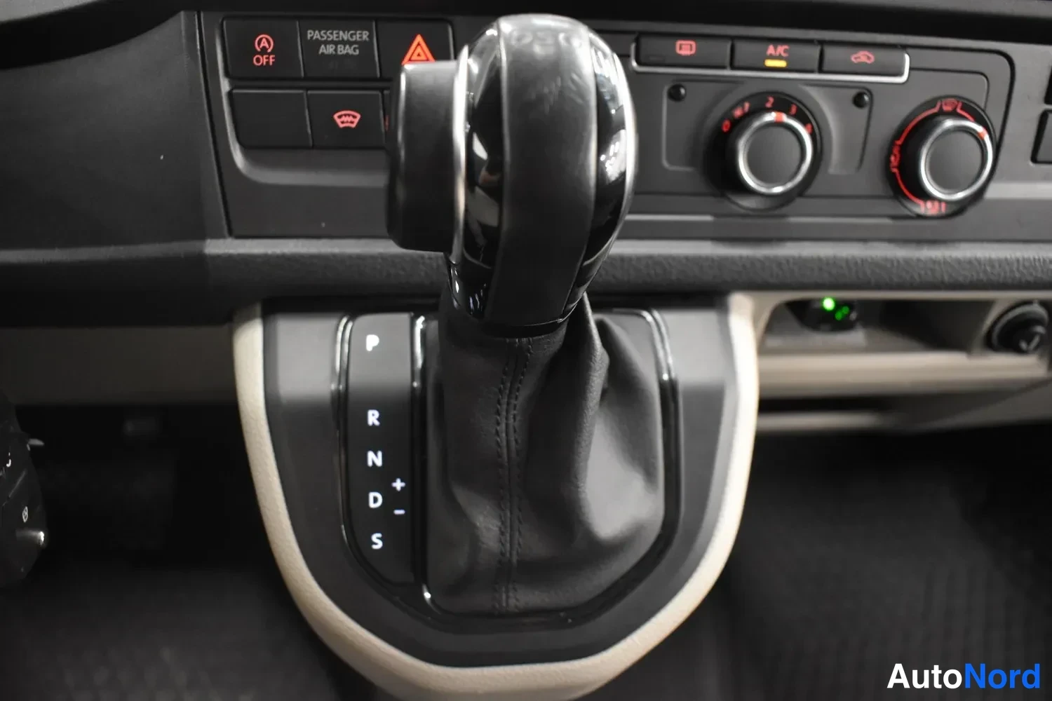 Ruskea Volkswagen Transporter 2019, ulkokuva 21 – Raisio