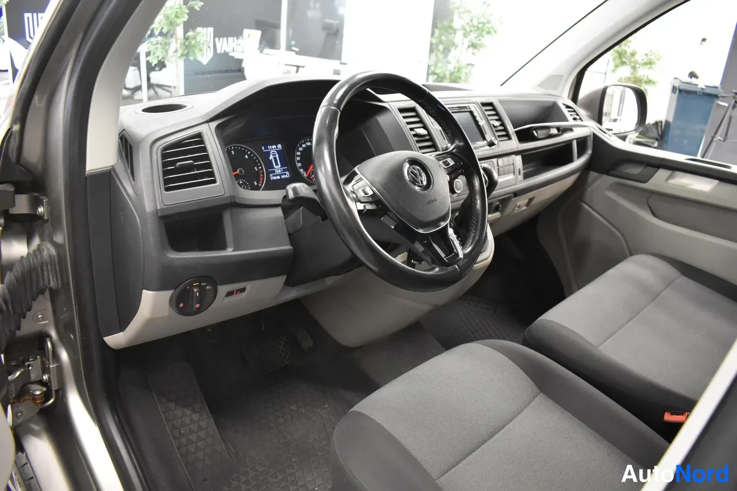 Ruskea Volkswagen Transporter 2019, ulkokuva 8 – Raisio