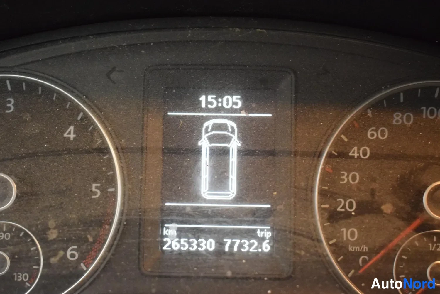 Muu: Mittariston näyttö lähikuvassa: kello 15:05, kokonaislukema 265330 km, trip-lukema 7732.6.