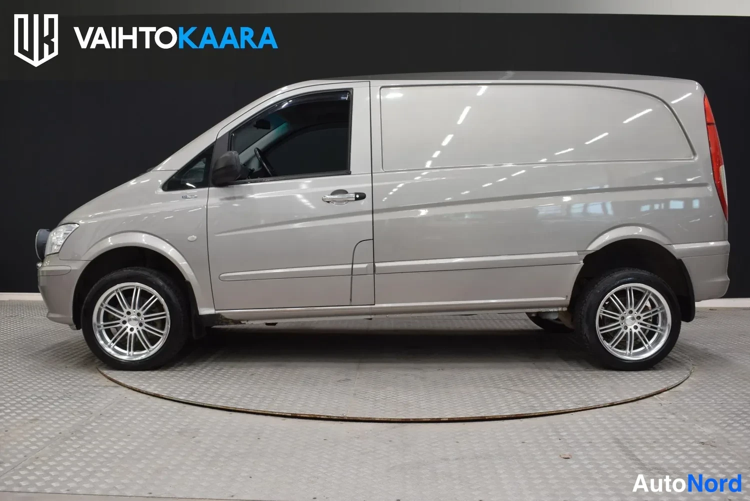 Sivulta: Mercedes-Benz Vito -pakettiauto sivulta, vaaleanbeige kori ja hopeiset kevytmetallivanteet.