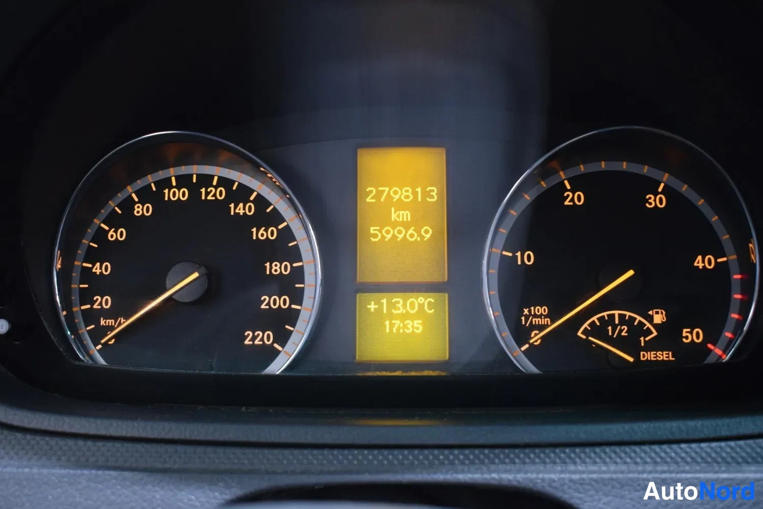 Muu: Kilometrimittarin lukema 279813 km ja polttoainetankin merkkivalo