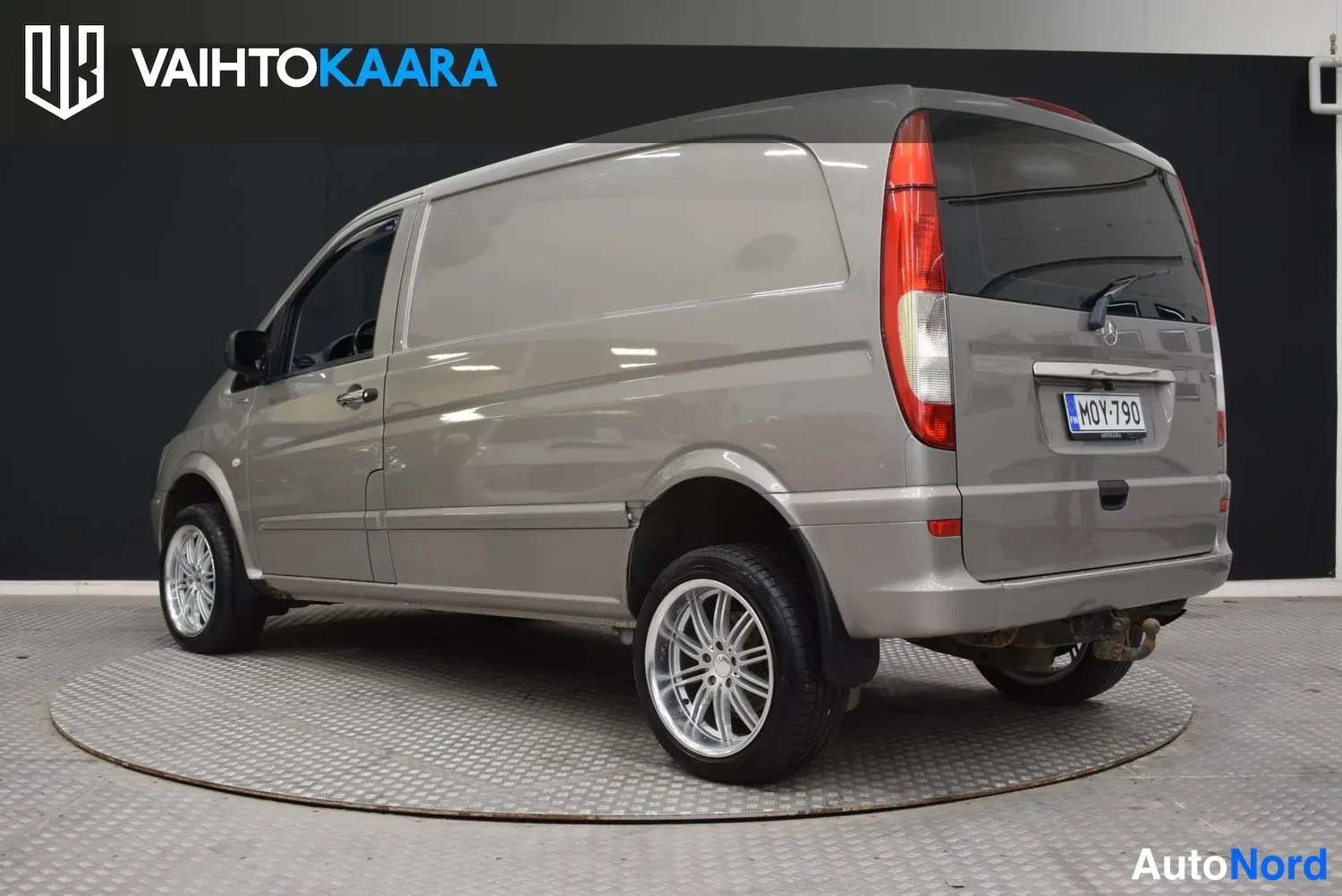 Takaviisto: Mercedes-Benz Vito -pakettiauto taka-aokulmasta oikealta, punaiset takavalot ja rekisteritunnus.