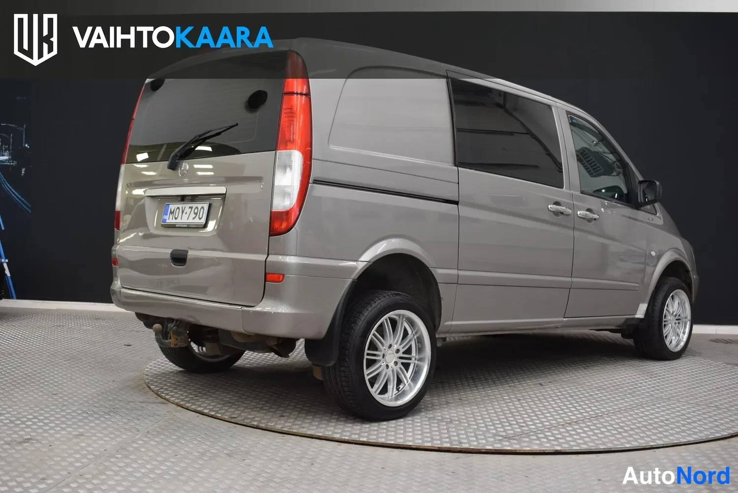 Takaviisto: Mercedes-Benz Vito -pakettiauto takaolkulmasta vasemmalta, takaluukku ja rekisteritunnus näkyvissä.