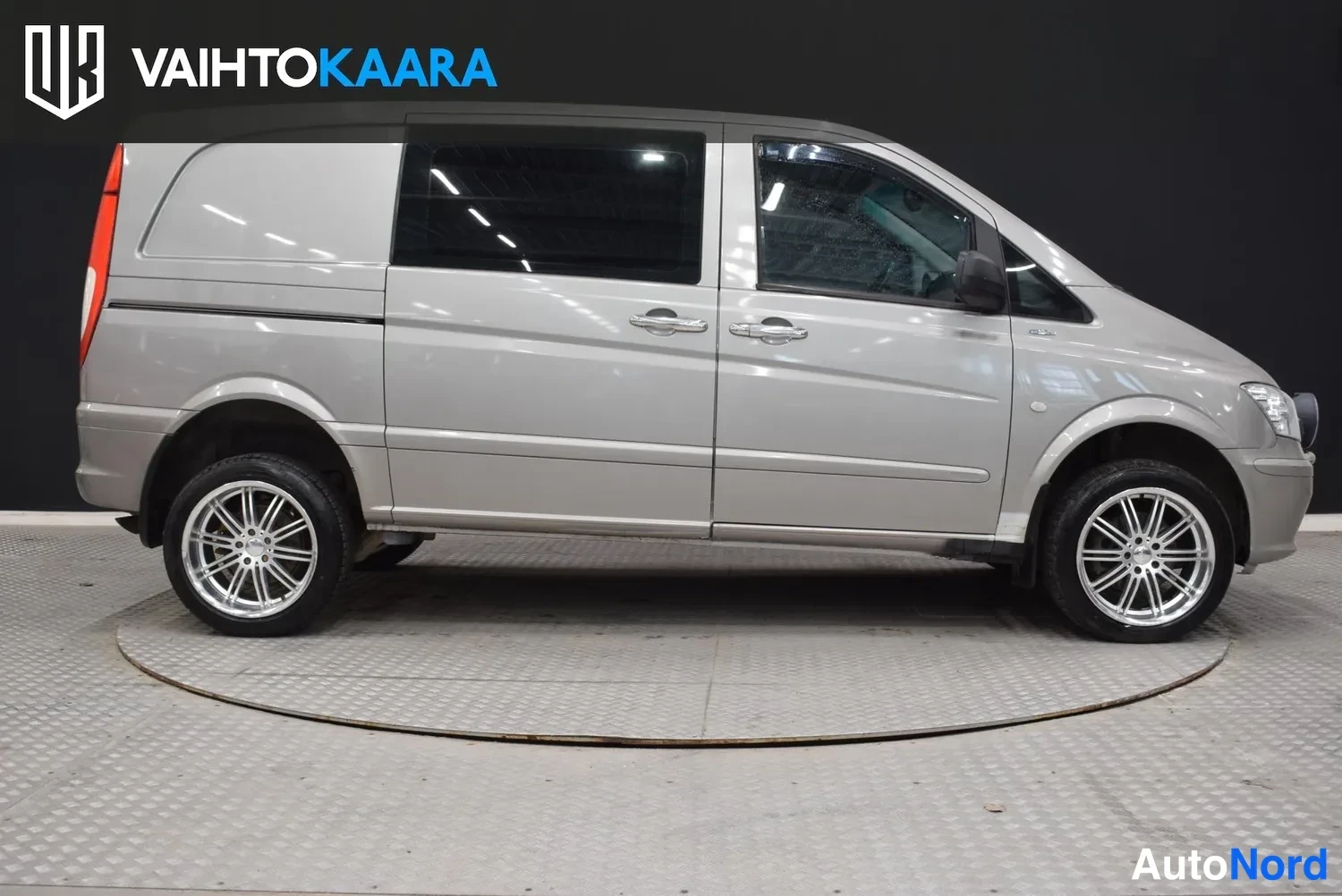 Sivulta: Mercedes-Benz Vito -pakettiauton sivuprofiili hopeanharmaalla maalilla ja kevytmetallivanteilla studiossa.