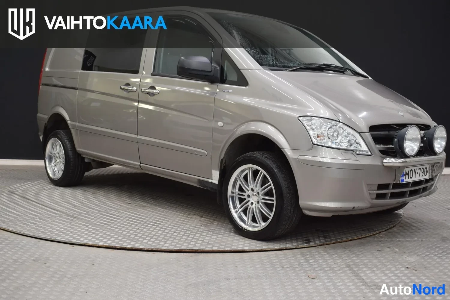 Etuviisto, nokka oikealle: Mercedes-Benz Vito etunurkka oikealta, keulalla kaksi lisävaloa ja rekisteritunnus.