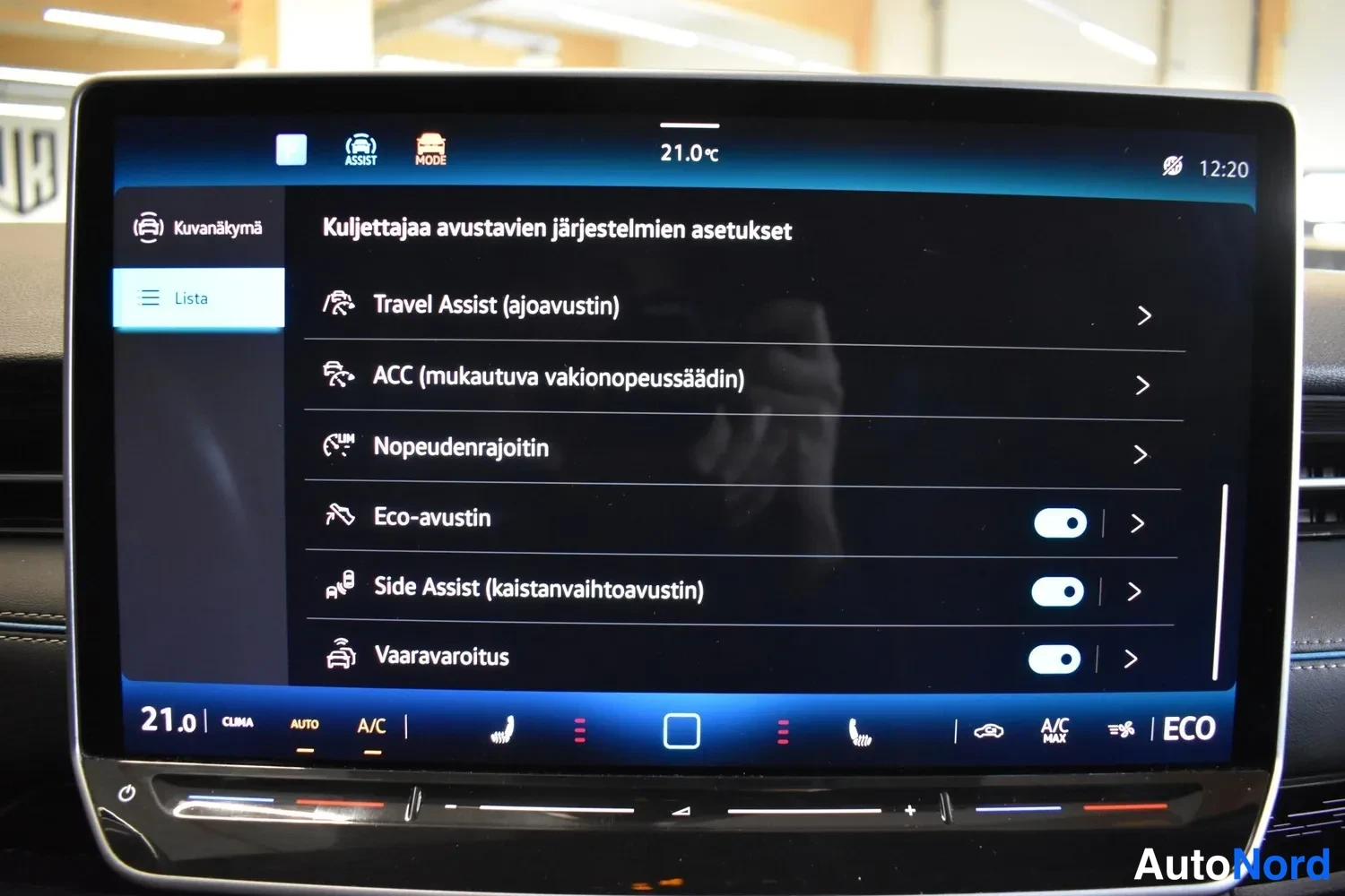 Yksityiskohta: Keskirivin kosketusnäyttö, jossa Kuljettajaa avustavien järjestelmien asetukset: Travel Assist, ACC, Nopeudenrajoitin, Eco-avustin, Side Assist ja Vaaravaritus.