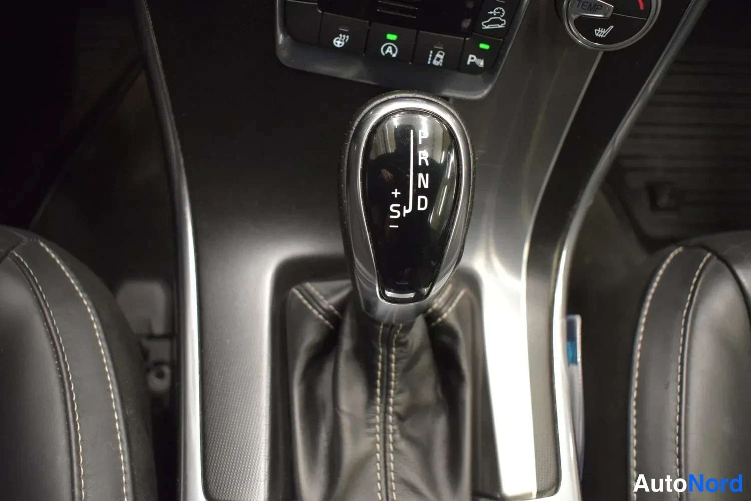 Valkoinen Volvo XC60 2017, ulkokuva 13 – Raisio