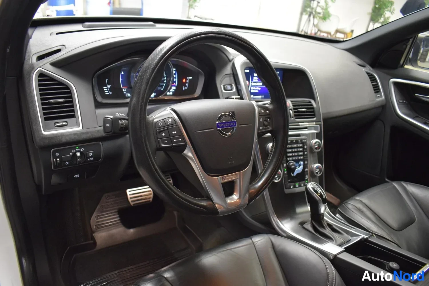 Valkoinen Volvo XC60 2017, ulkokuva 8 – Raisio