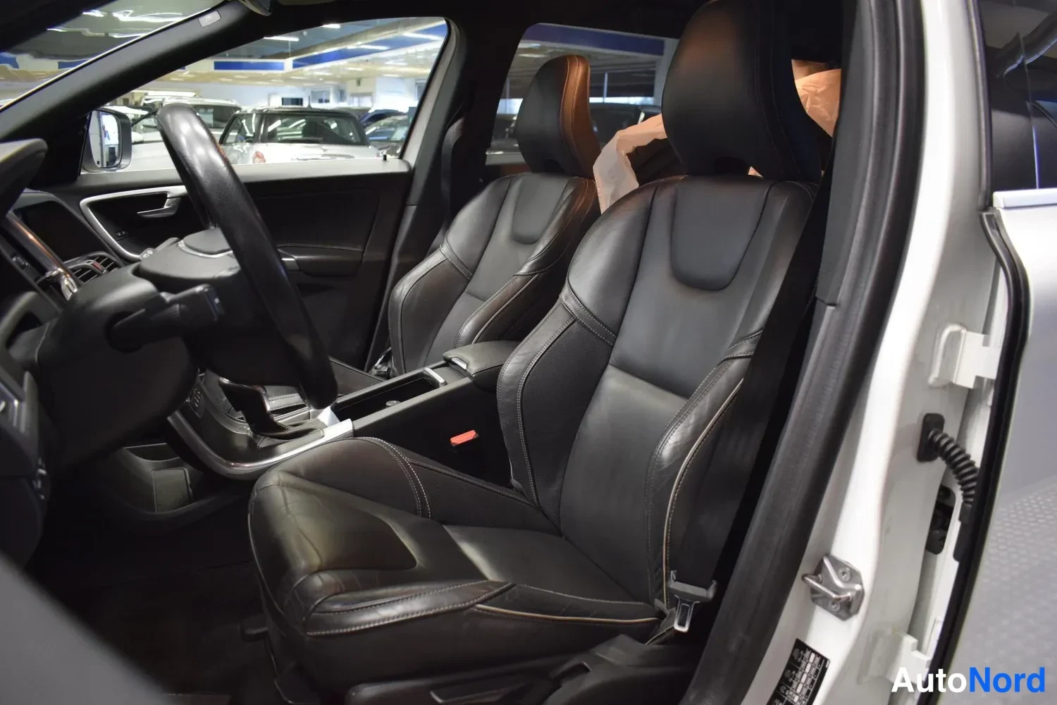 Valkoinen Volvo XC60 2017, ulkokuva 9 – Raisio