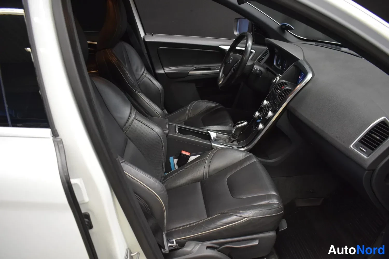Valkoinen Volvo XC60 2017, ulkokuva 10 – Raisio
